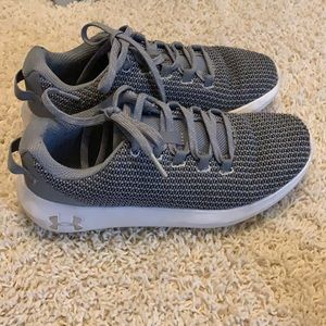 Grey under armour tennis shoes